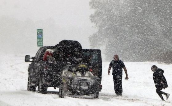 Новата мощна снежна буря в САЩ е взела най малко 7 жертви