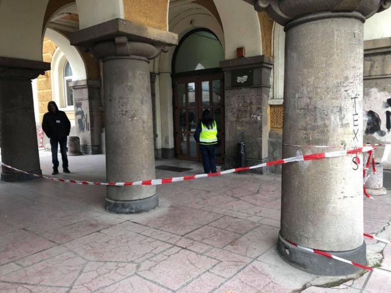 Изоставен багаж вдигна на крак полицията в София, съобщава БНТ.