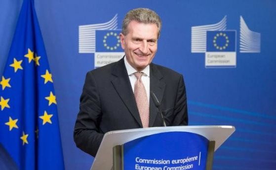 Европейската комисия обмисля обвързването на спазването на върховенството на закона