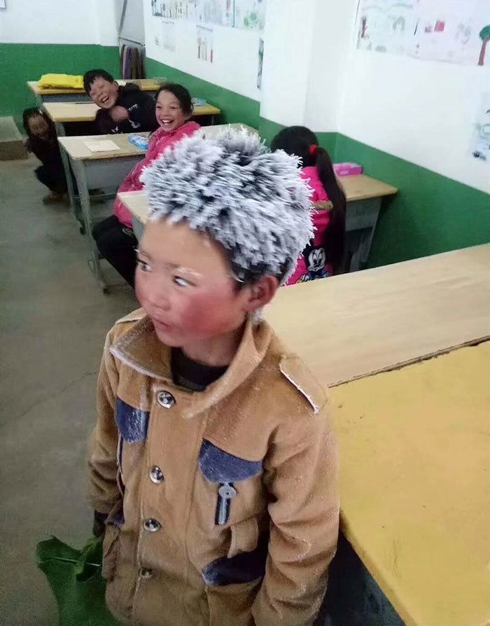 Наскоро снимката на 8-годишно момче от Китай със заскрежена коса