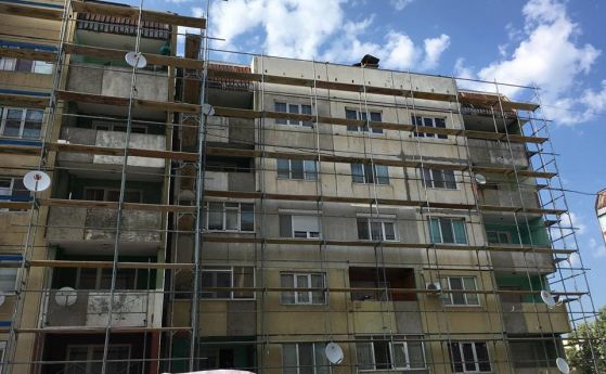 Жилищен блок в Бургас остана без покрив и ток след бавно