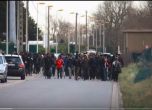 Масов бой с железни прътове между мигранти във френския град Кале (видео)
