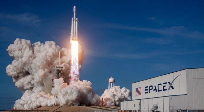 Успешният старт на ракетата Falcon Heavy, която излетя на 6