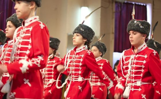 Каракачанов насърчи деца в униформи да се възпитават в 