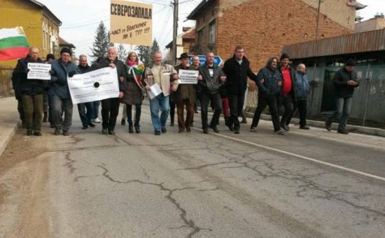 Жители на северозападни общини блокираха движението по международния път Е 79