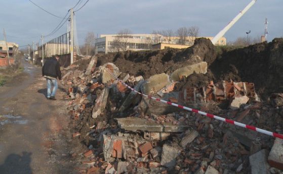 Триметрова ограда на строителната гимназия в Хасково рухна и затрупа
