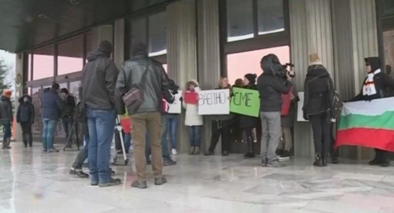 Родители се събират пред сградата на столичната община срещу насилието