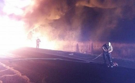 ТИР превозващ мушама се запали на магистрала Тракия Вследствие на