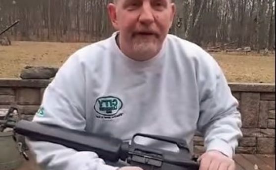 Видео на което мъж срязва на две полуавтоматичното си оръжие