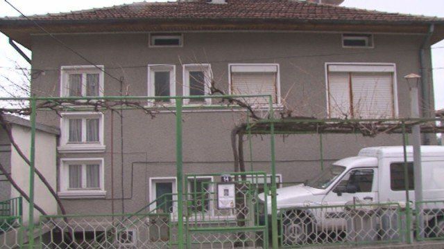 Въоръжен мъж се барикадира в дома си във Велинград. През цялото