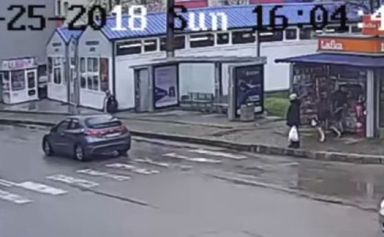 Мъж би с тръба шофьор, който го засякъл на кръстовище (видео)