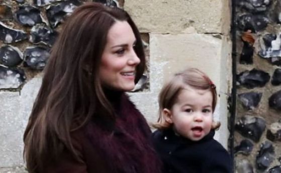 Бременната с третото си дете Кейт Мидълтън посети Кралския колеж по