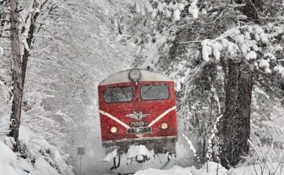 Бързият влак от София за Бургас е закъсал край Айтос