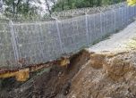 Граничари пазят четири дупки на оградата при Турция