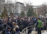 Десетки на протест в защита на лекаря, арестуван за убийството на крадец