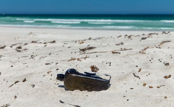 Двойка случайно откри най старото писмо в бутилка изхвърлено от океана