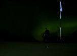 Британски авантюристи поиграха голф на фона на уникалното северно сияние (видео)