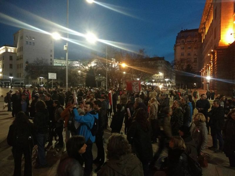 Протестът за Пирин издигна тази вечер и лозунги против строежа
