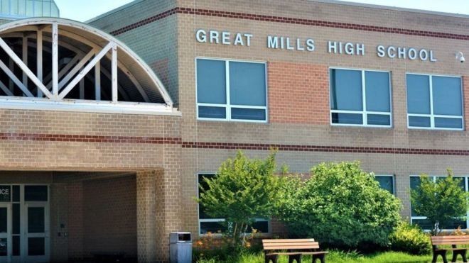 Трима души бяха ранени при стрелба в гимназия в Мериленд. 