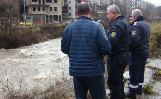 БСП и ГЕРБ си размениха обвинения заради бедстващата след наводненията от