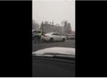 Видео: Служител на КАТ помага на закъсал автомобил в София