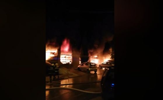 Огромен пожар вилня тази нощ в жилищен блок в Сандански