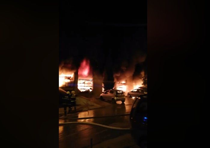 Огромен пожар вилня тази нощ в жилищен блок в Сандански.