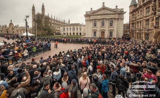 Хиляди роднини приятели колеги и почитатели се събраха в Кеймбридж на