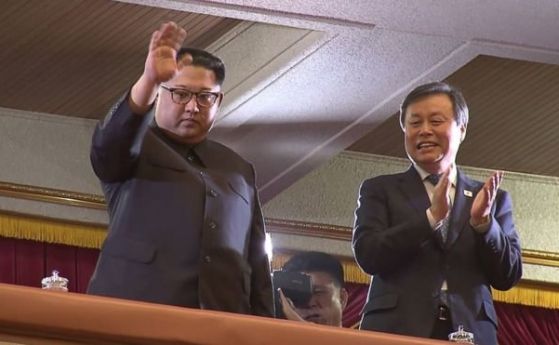 Севернокорейският лидер Ким Чен ун и съпругата му И Сол джу присъстваха