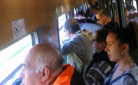Шокиращи снимки на претъпкани вагони с хора в последния почивен