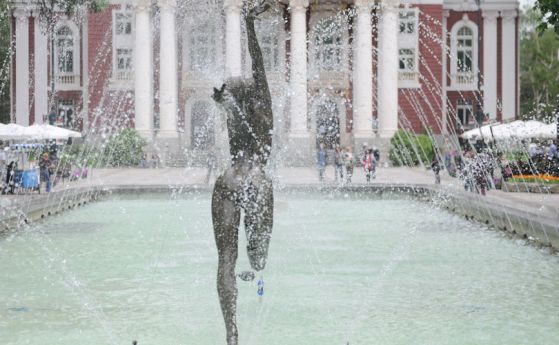 Скулптурата на гимнастичката се завръща във фонтана пред Народния театър