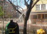 Пожар горя до училище в центъра на София (видео)