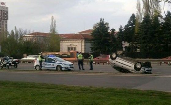Автомобил се обърна по таван на Цариградско шосе в София