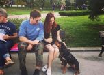 Джерард Бътлър доведе кученцето Шушка отново в България
