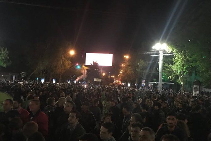 Десетки бяха ранени при протести в арменската столица Ереван срещу