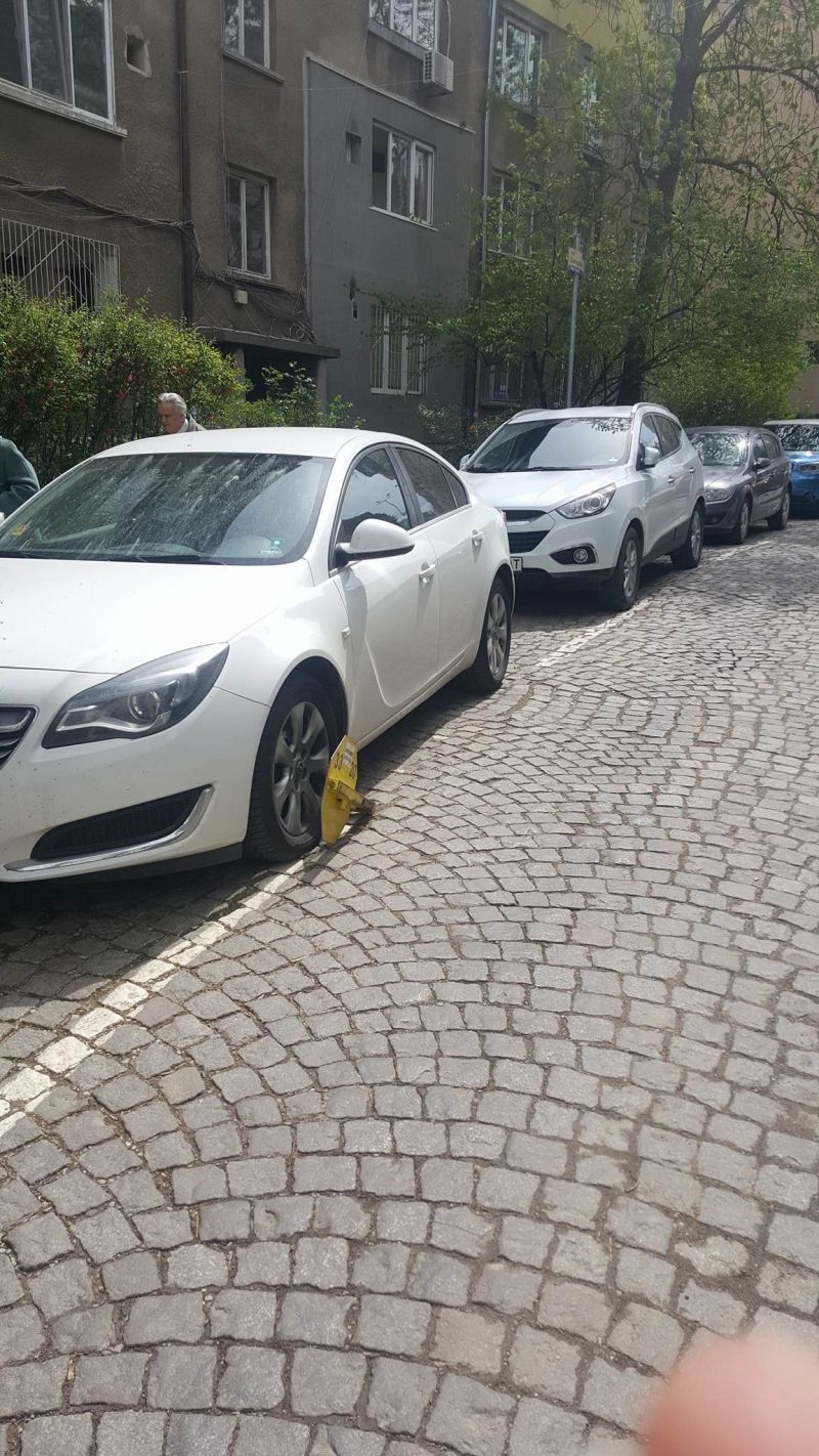 Собственик на автомобил е измислил находчив начин да паркира необезпокояван
