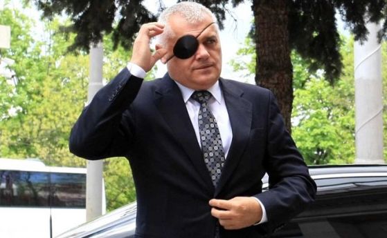 Вътрешният министър Валентин Радев си сложи черна превръзка на окото