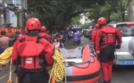 17 души са загинали след преобръщането на две лодки дракони в южнокитайския
