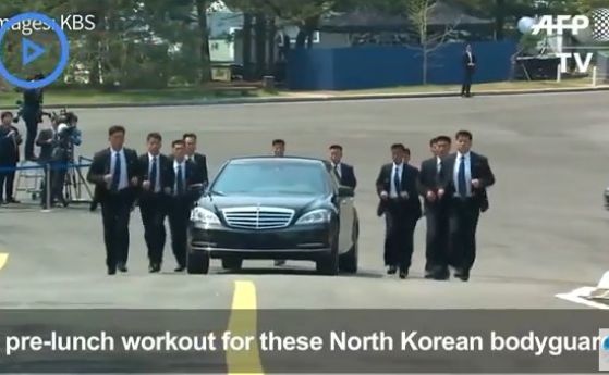  12 мъже тичаха край колата на Ким Чен-ун, с цел да го пазят (видео) 