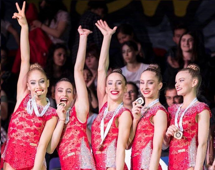 Българският ансамбъл по художествена гимнастика в състав Елена Бинева, Мадлен
