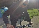 Издирва се колоездач, блъснал 1-годишно дете в Южния парк и избягал