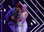 Мъж нахлу на сцената на Евровизия и отмъкна микрофона на британската участничка