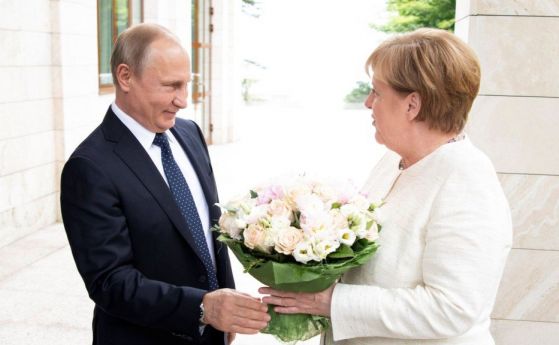  Путин посрещна Меркел с рози в Сочи 