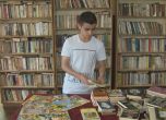 Ученик дари над 3000 книги на читалища и възрастни хора