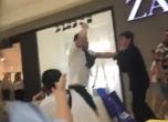 Искаш ли да ти изклатим зъбите, бе, ей - мъж нападна с нож охранител в столичен мол (видео)