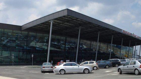 Пътници са останали блокирани на летище Пловдив за над 8