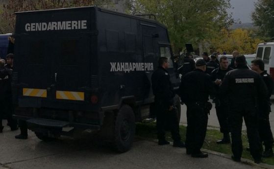 Нощен конфликт сред служители на реда и роми в Ботевград, търсят се шестима 