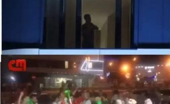 Феновете на Иран направиха серенада под прозорците на хотела в който