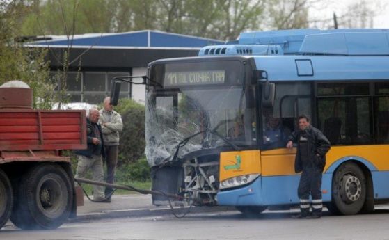 Тролейбус и автобус са се сблъскали в София рано тази