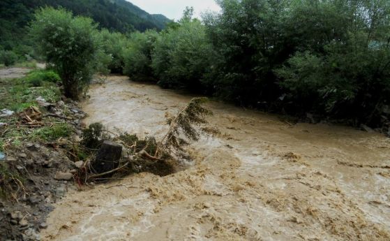 Етрополе обяви бедствено положение след обилните валежи съобщиха от общината
